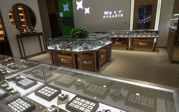 為什么商場需要展柜?商場珠寶展柜有很多優(yōu)勢嗎?